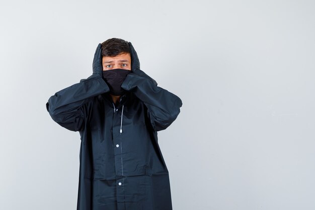 Foto gratuita hombre joven expresivo posando en el estudio