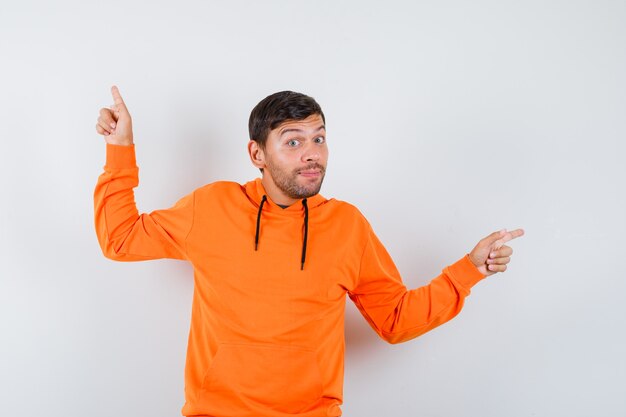 Hombre joven expresivo posando en el estudio