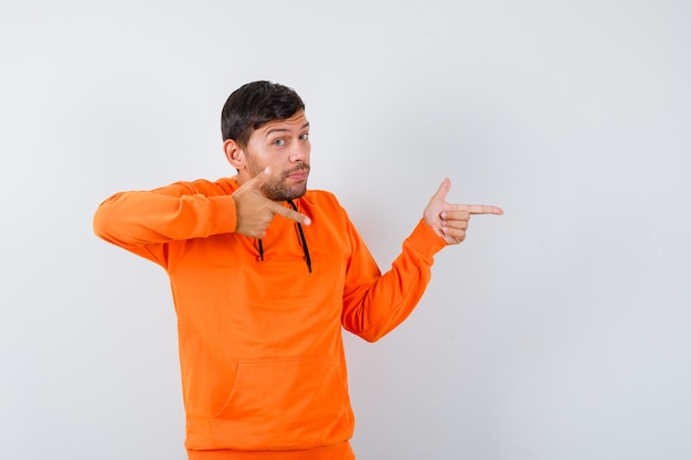 Hombre joven expresivo posando en el estudio