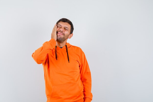 Hombre joven expresivo posando en el estudio