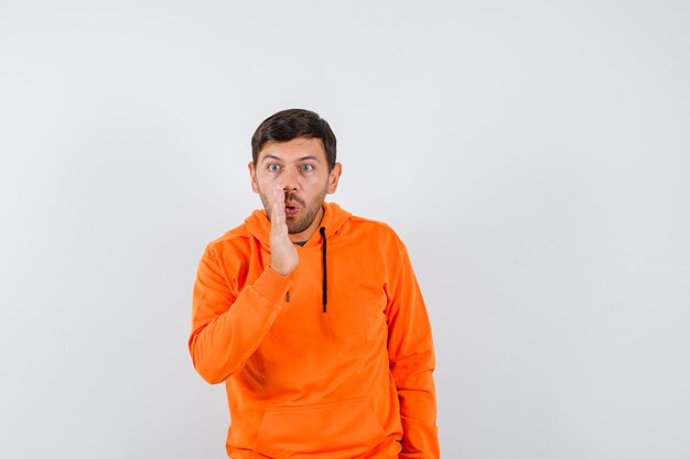 Hombre joven expresivo posando en el estudio