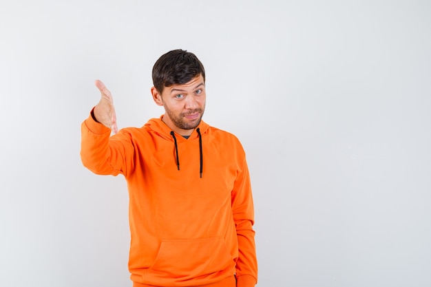 Hombre joven expresivo posando en el estudio