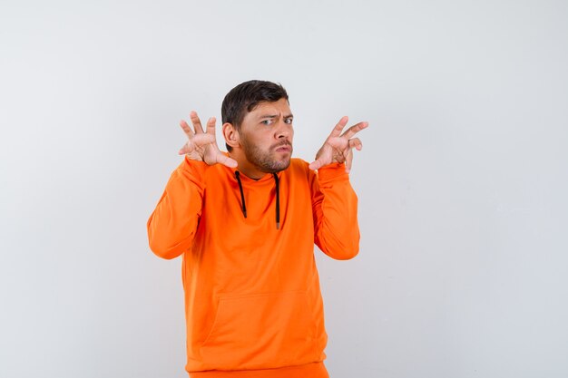 Hombre joven expresivo posando en el estudio