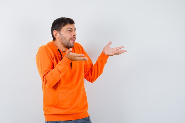 Hombre joven expresivo posando en el estudio