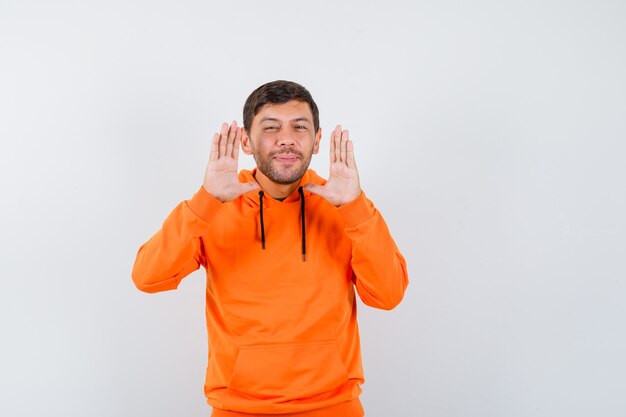 Hombre joven expresivo posando en el estudio