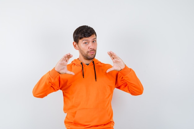 Hombre joven expresivo posando en el estudio