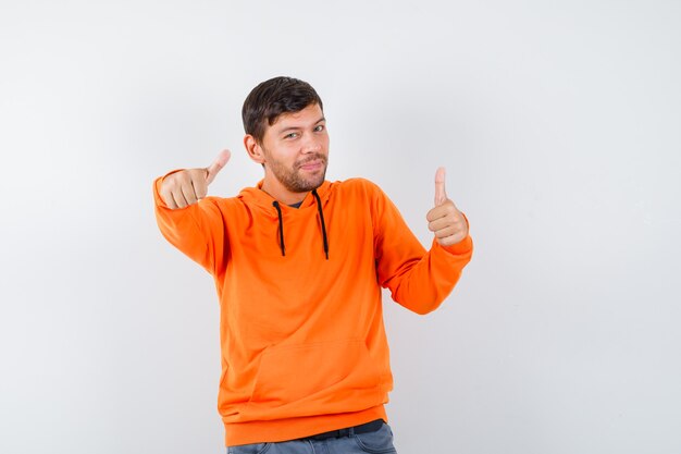 Hombre joven expresivo posando en el estudio