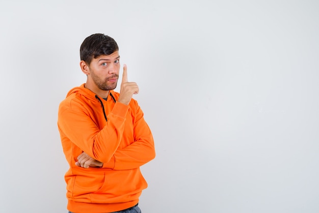 Hombre joven expresivo posando en el estudio