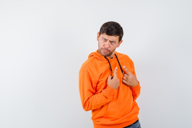 Hombre joven expresivo posando en el estudio