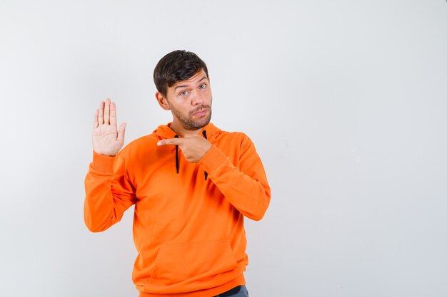 Hombre joven expresivo posando en el estudio