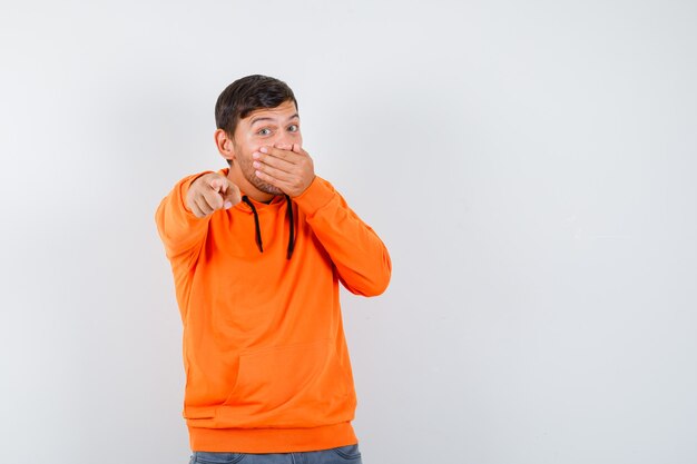 Hombre joven expresivo posando en el estudio