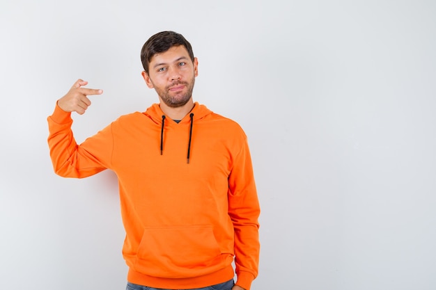 Hombre joven expresivo posando en el estudio