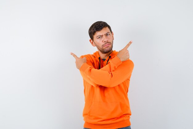 Hombre joven expresivo posando en el estudio