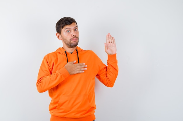 Hombre joven expresivo posando en el estudio