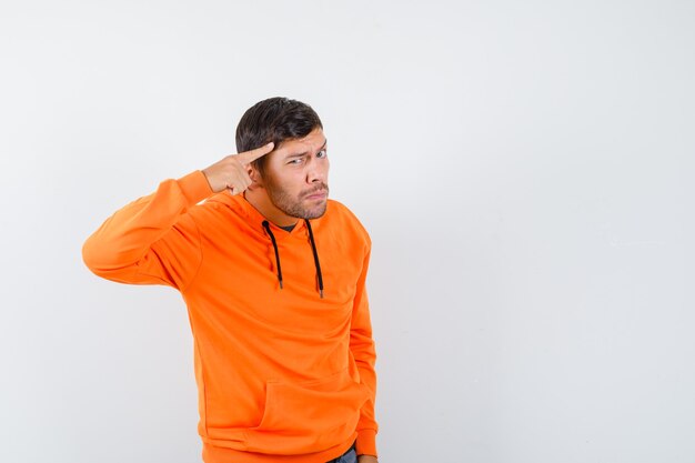 Hombre joven expresivo posando en el estudio