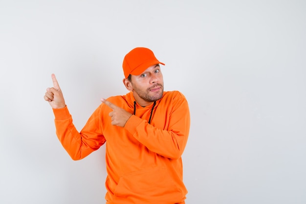 Hombre joven expresivo posando en el estudio