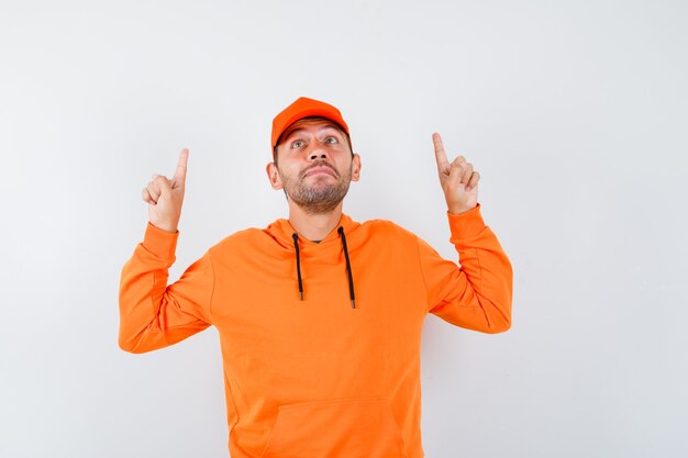 Hombre joven expresivo posando en el estudio