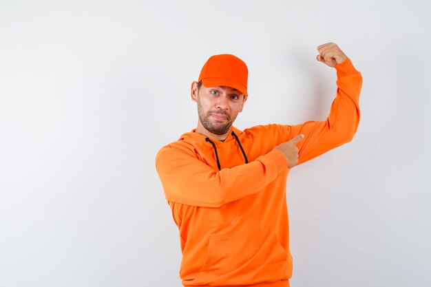 Hombre joven expresivo posando en el estudio