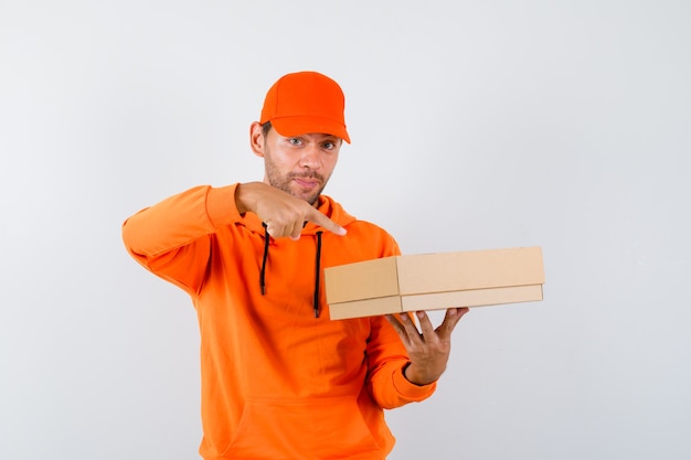 Hombre joven expresivo posando en el estudio