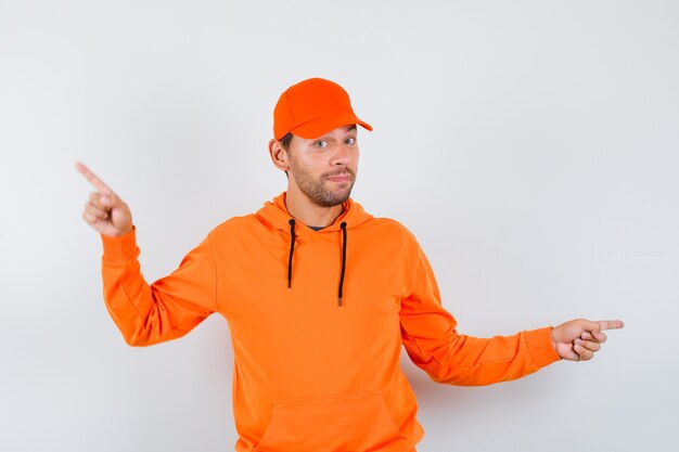 Hombre joven expresivo posando en el estudio