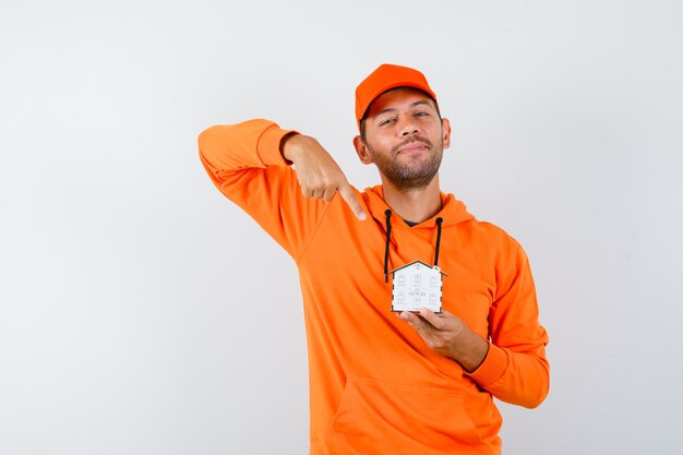 Hombre joven expresivo posando en el estudio