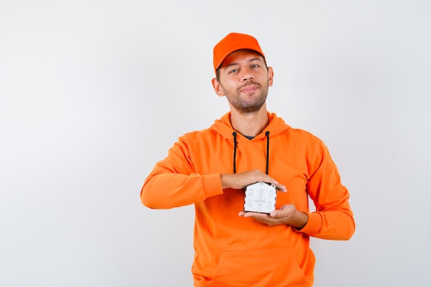 Hombre joven expresivo posando en el estudio