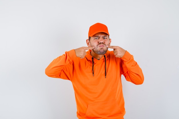 Hombre joven expresivo posando en el estudio