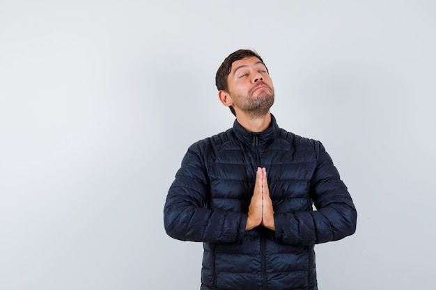 Foto gratuita hombre joven expresivo posando en el estudio