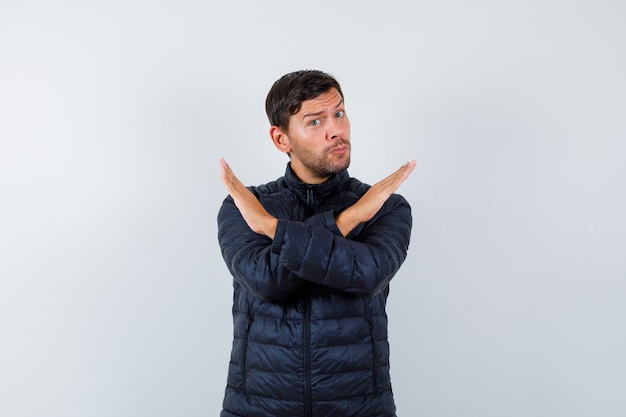 Foto gratuita hombre joven expresivo posando en el estudio