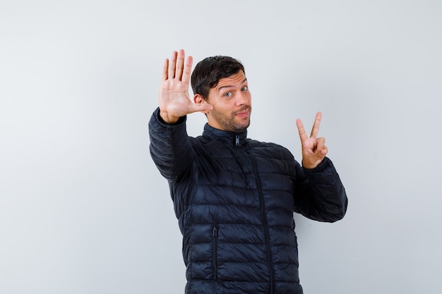 Foto gratuita hombre joven expresivo posando en el estudio