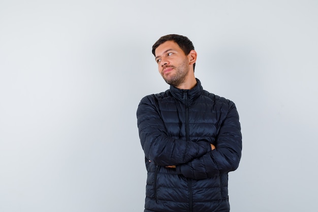 Foto gratuita hombre joven expresivo posando en el estudio