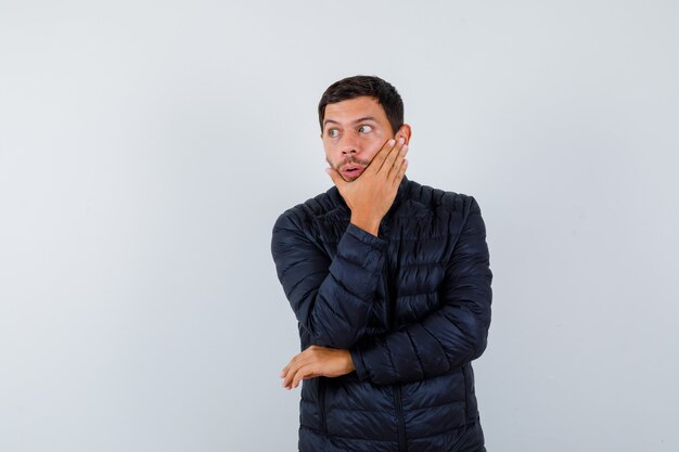 Hombre joven expresivo posando en el estudio