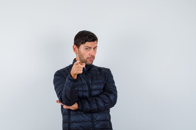 Hombre joven expresivo posando en el estudio