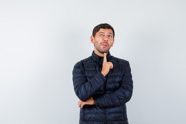 Hombre joven expresivo posando en el estudio