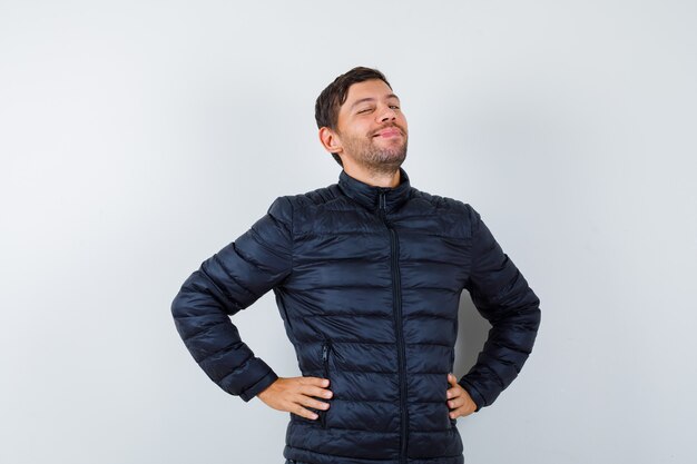 Hombre joven expresivo posando en el estudio