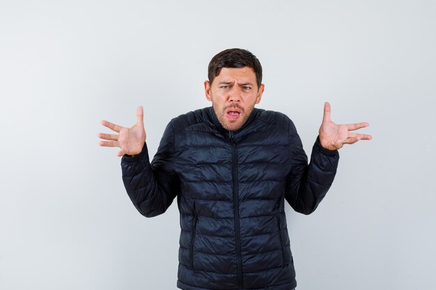 Hombre joven expresivo posando en el estudio