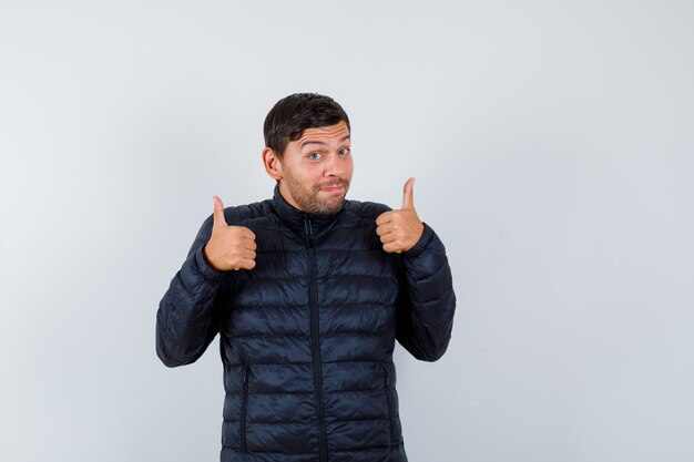 Hombre joven expresivo posando en el estudio