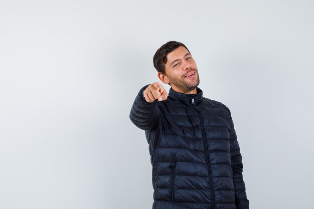 Hombre joven expresivo posando en el estudio