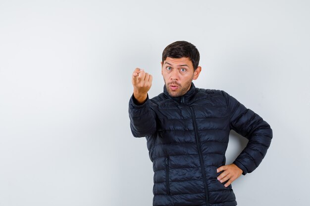 Hombre joven expresivo posando en el estudio