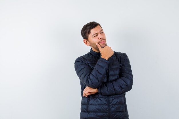 Hombre joven expresivo posando en el estudio