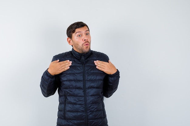 Hombre joven expresivo posando en el estudio