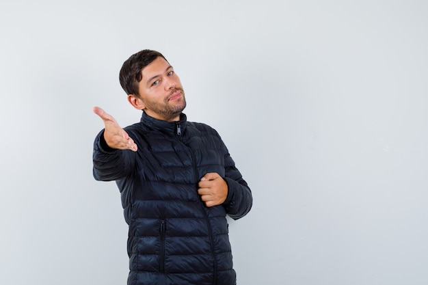 Hombre joven expresivo posando en el estudio