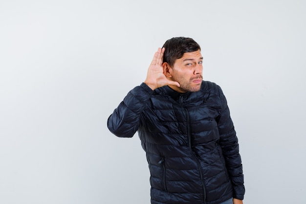 Hombre joven expresivo posando en el estudio