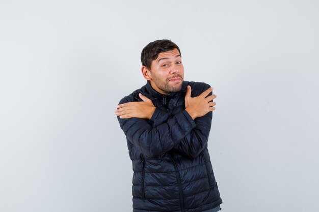 Foto gratuita hombre joven expresivo posando en el estudio