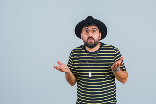 Hombre joven expresivo posando en el estudio