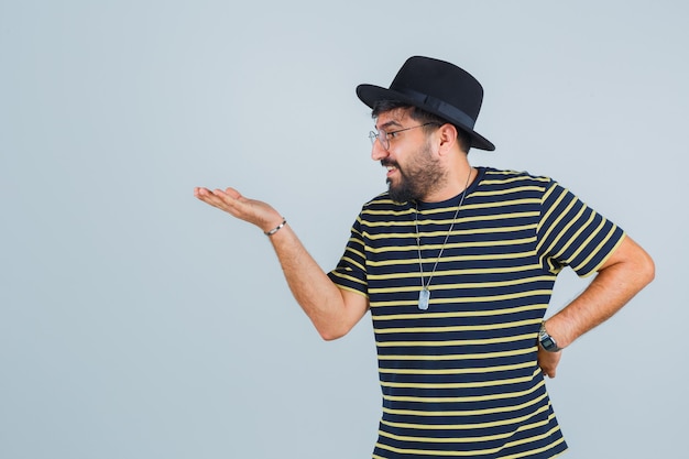 Foto gratuita hombre joven expresivo posando en el estudio