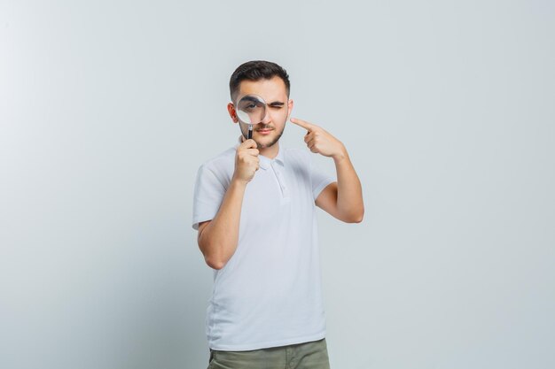 Hombre joven expresivo posando en el estudio