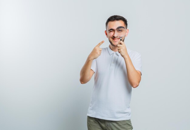 Hombre joven expresivo posando en el estudio