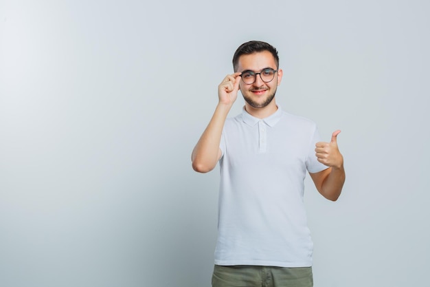 Hombre joven expresivo posando en el estudio