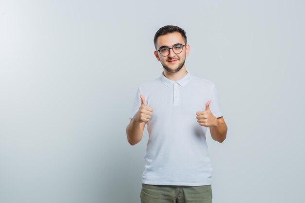 Hombre joven expresivo posando en el estudio